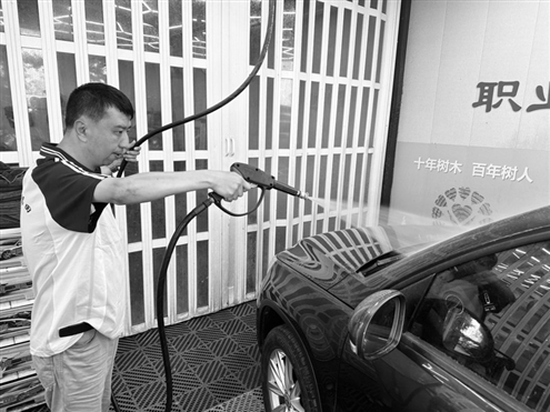 在春雨残疾人辅助性就业中心,“孩子”们各司其职,认真地工作